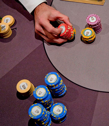 Casinofiches in een mannenhand