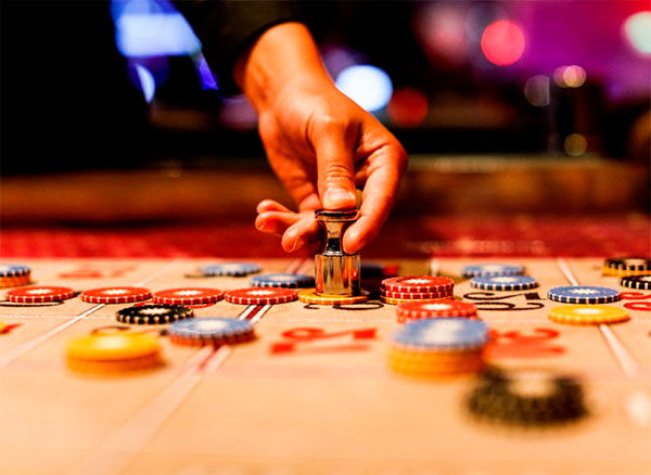 De hand ligt tijdens het gokken op de goktafel.