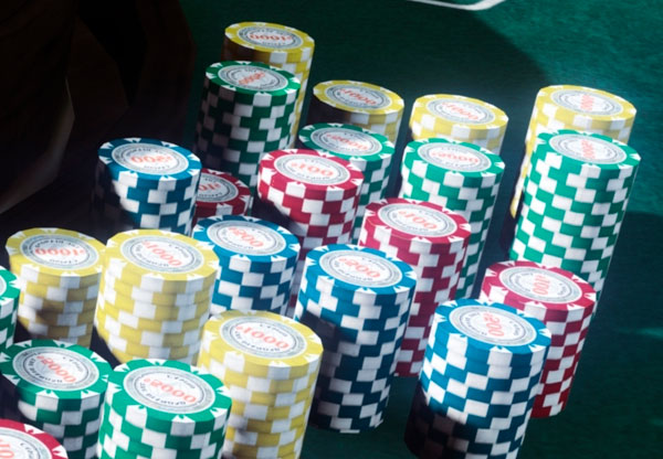 Casinofiches op groene doek