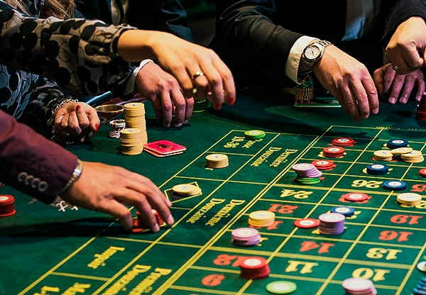 Mensen plaatsen weddenschappen in het casino